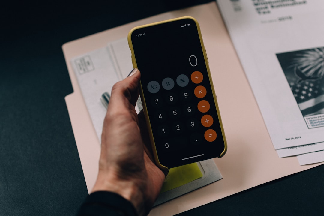Kurva distribusi varians membandingkan satu taruhan tebal versus banyak taruhan tipis pada anggaran togel yang sama