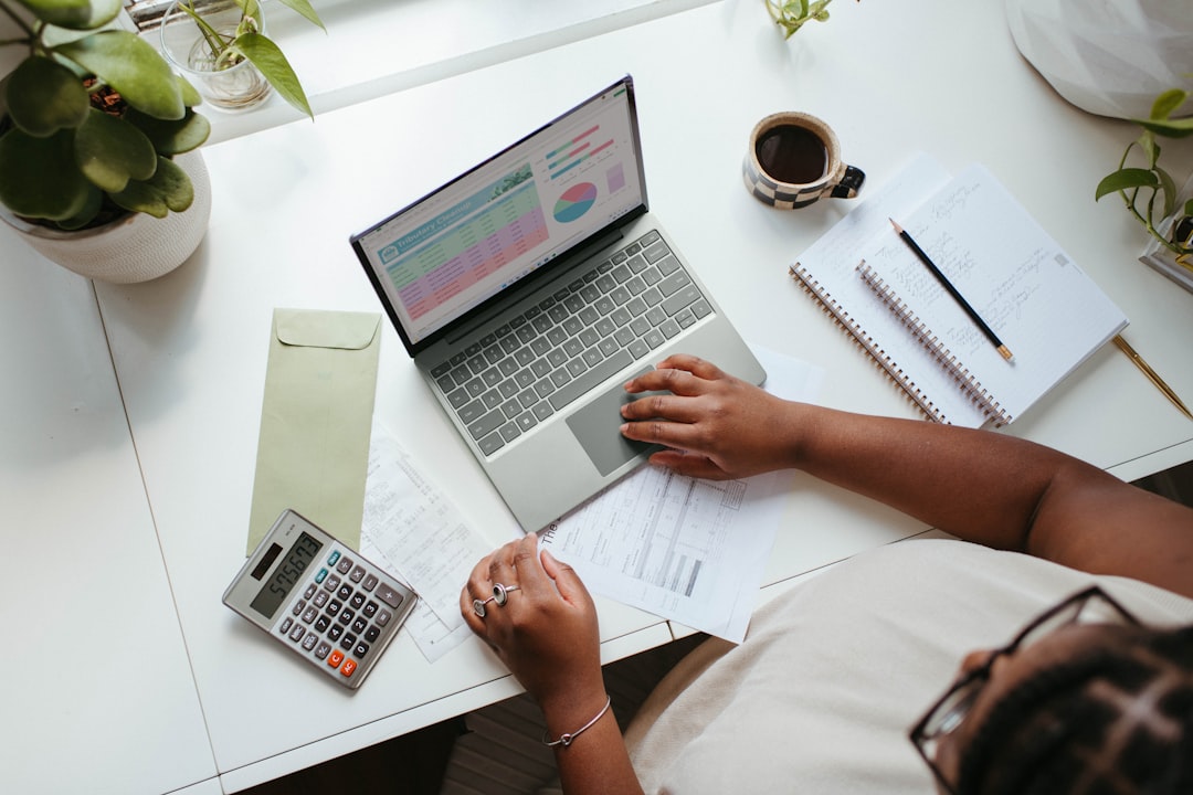 Spreadsheet anggaran bulanan dengan lima kolom tier budget togel dan kalkulasi expected value negatif